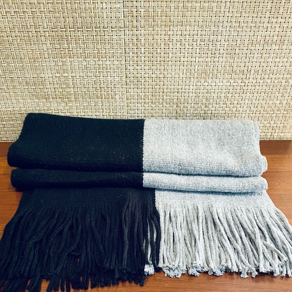 🌟HP🌟NWOT Black & Gray Color Block Scarf/Shawl/Wrap OSFM - Picture 5 of 11